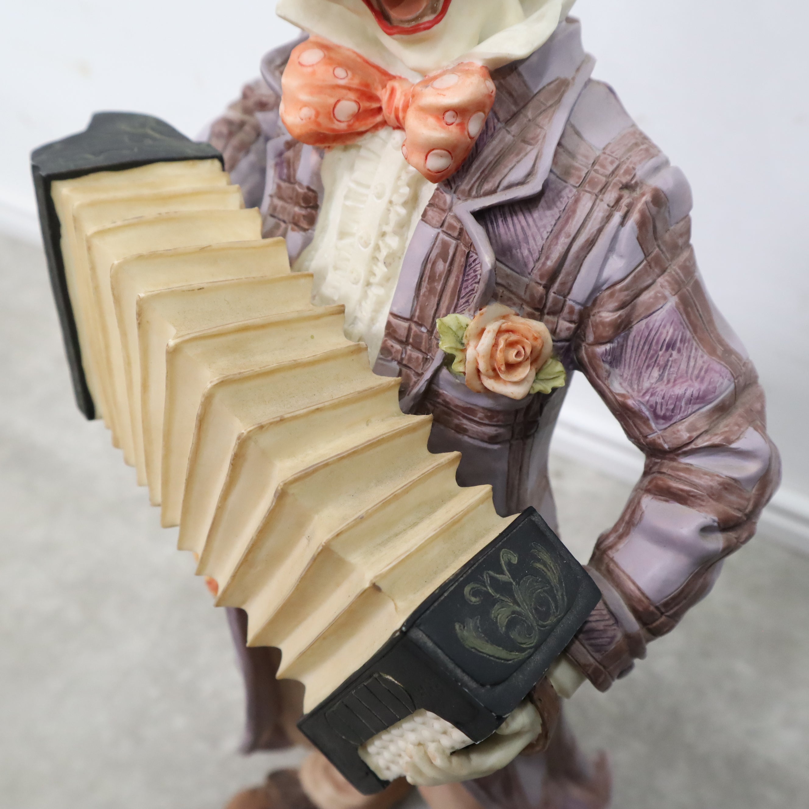 アコーディオンを弾くピエロのオブジェ – バナルオンラインショップ