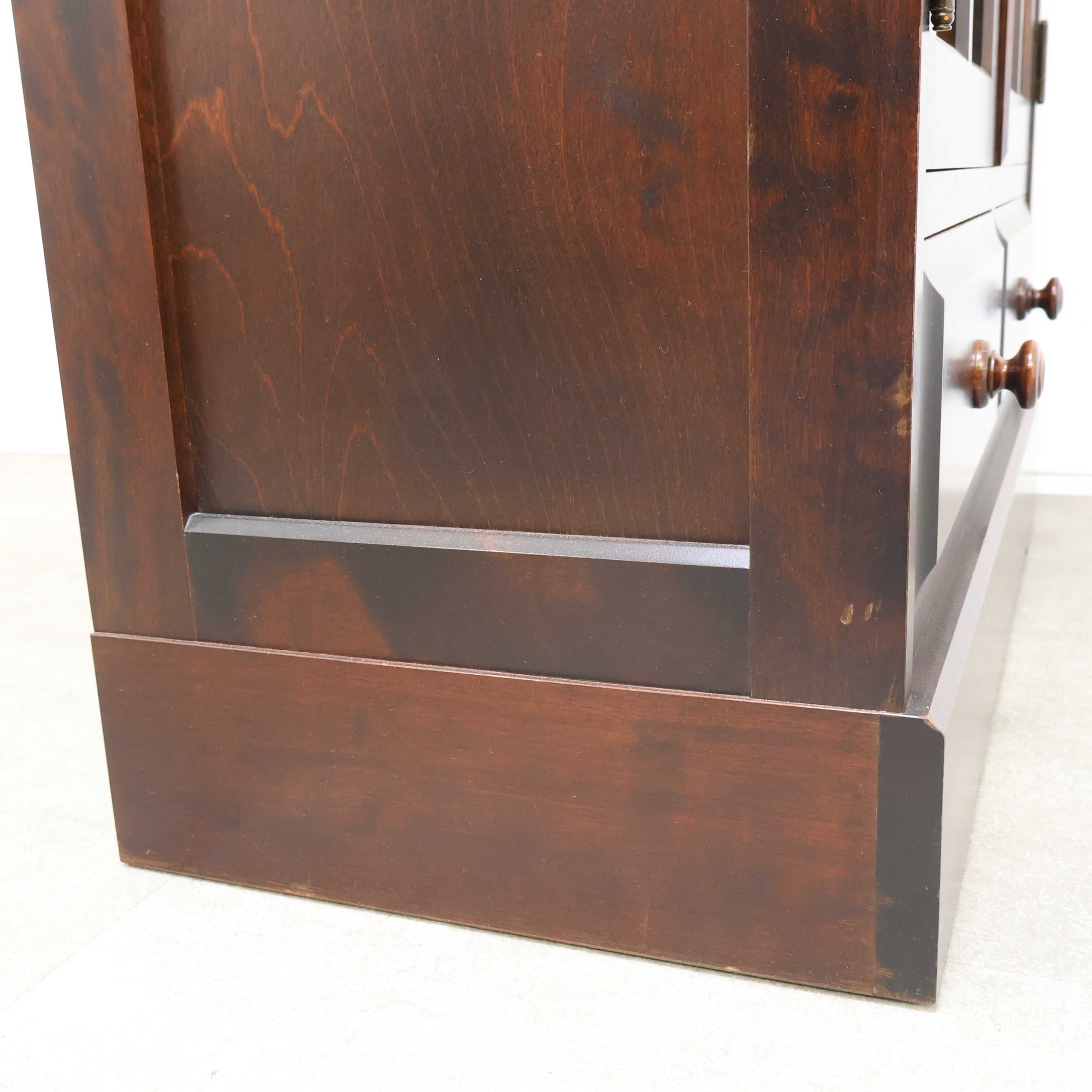 北海道民芸家具のガラスキャビネット – バナルオンラインショップ