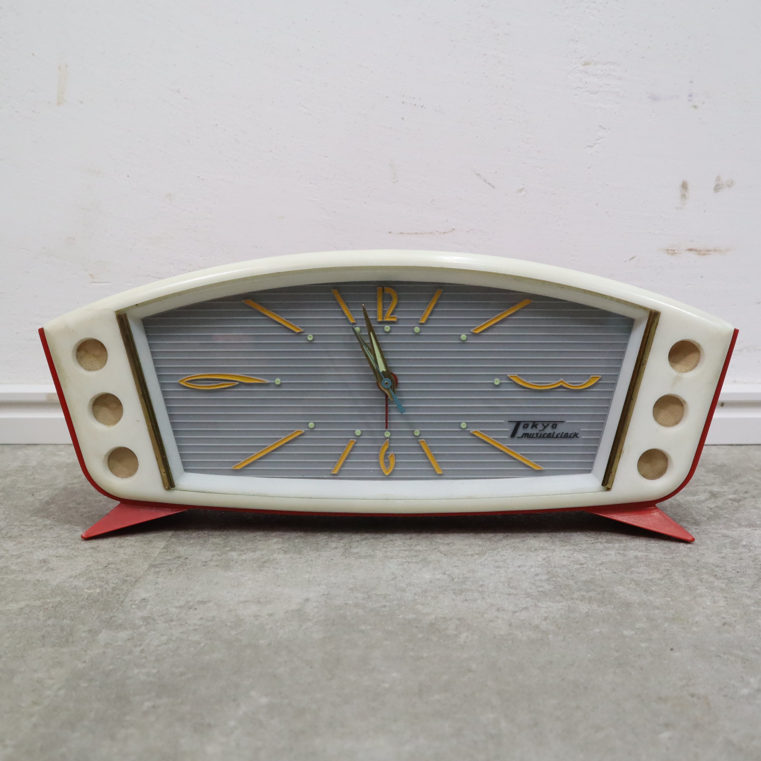 近未来なデザインがカッコイイ！オルゴール付き目覚まし時計