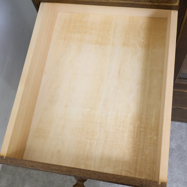 パリの雑貨屋」の木製ガラスキャビネット