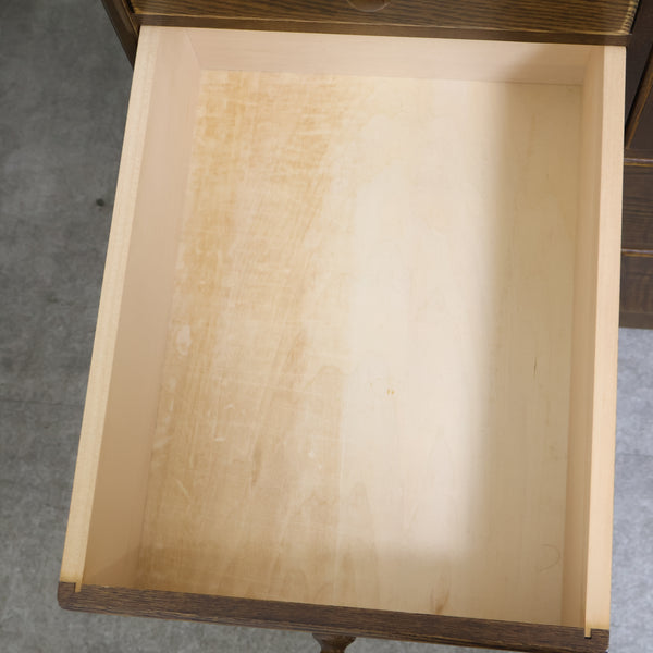 パリの雑貨屋」の木製ガラスキャビネット