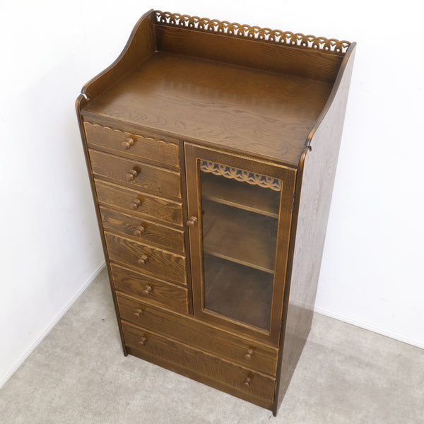 パリの雑貨屋」の木製ガラスキャビネット