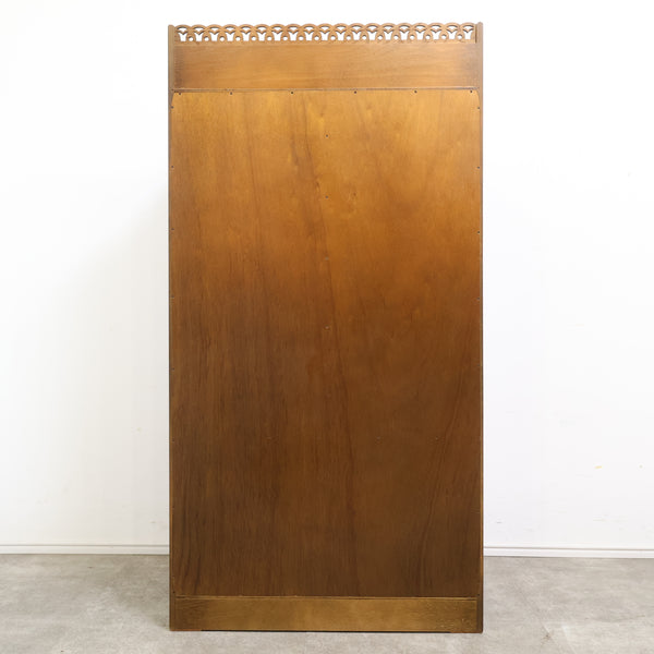 パリの雑貨屋」の木製ガラスキャビネット