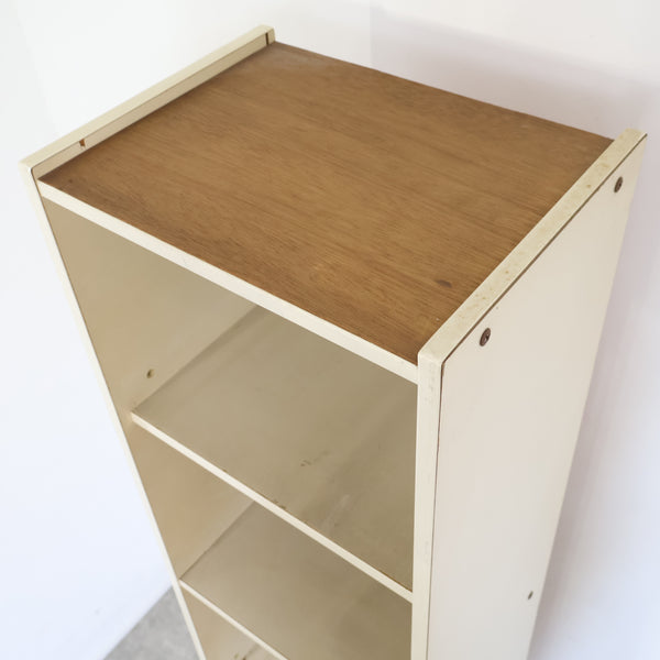 レトロポップなスリムシェルフ