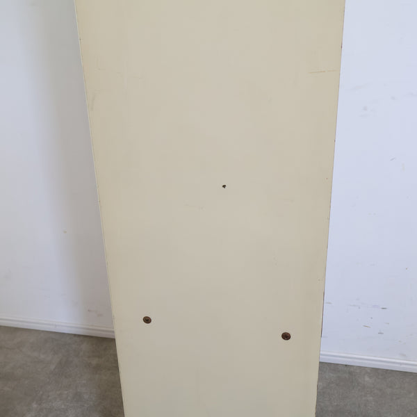 レトロポップなスリムシェルフ