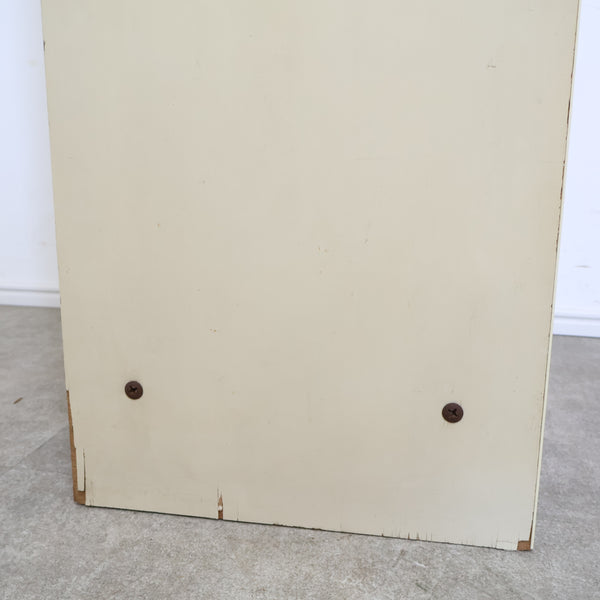 レトロポップなスリムシェルフ