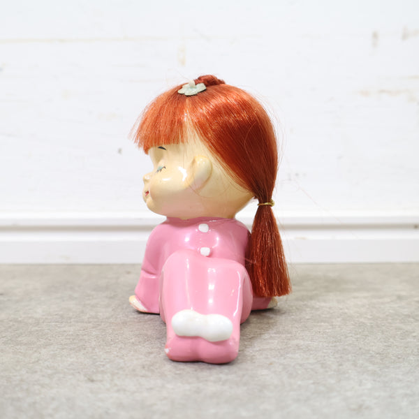 陶器製女の子のオブジェ