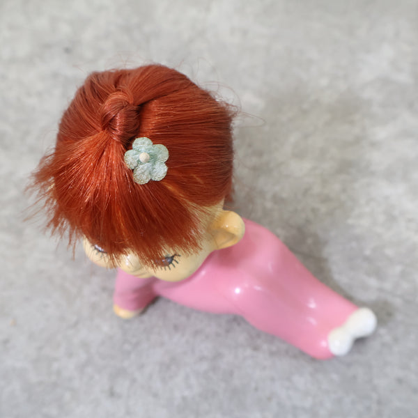 陶器製女の子のオブジェ
