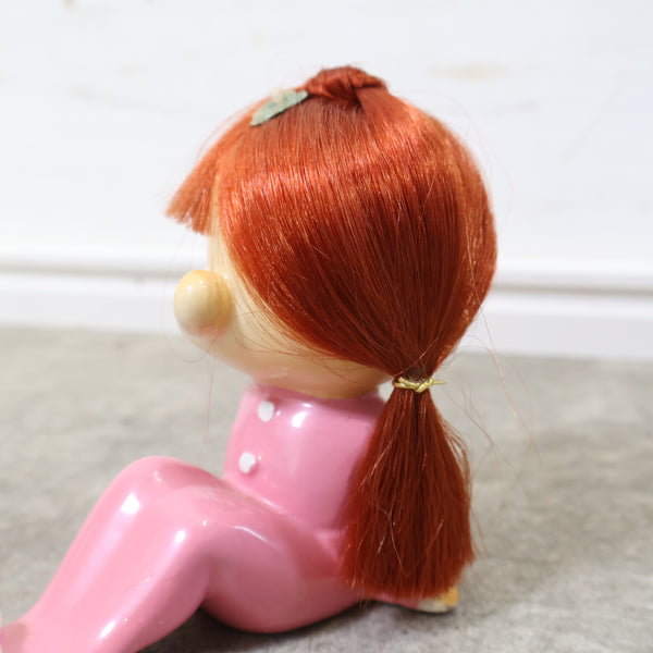 陶器製女の子のオブジェ