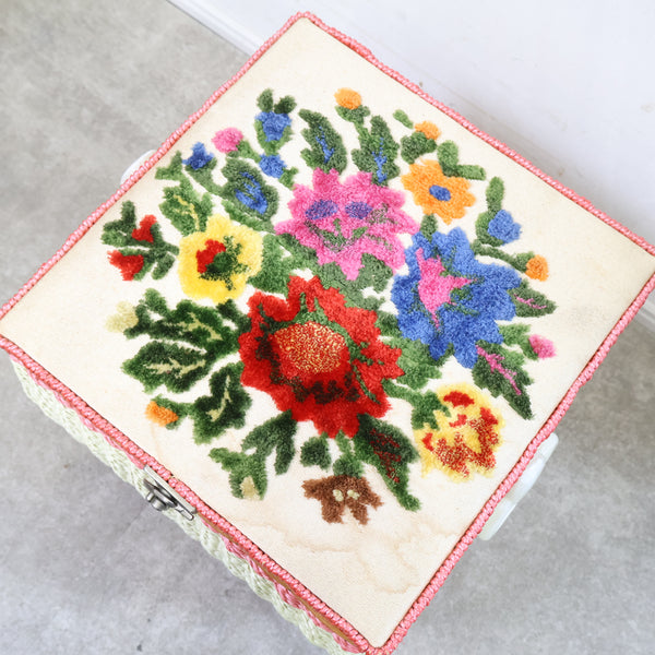 花柄刺繍の裁縫箱