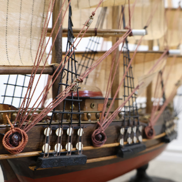 バウンティ号の帆船模型