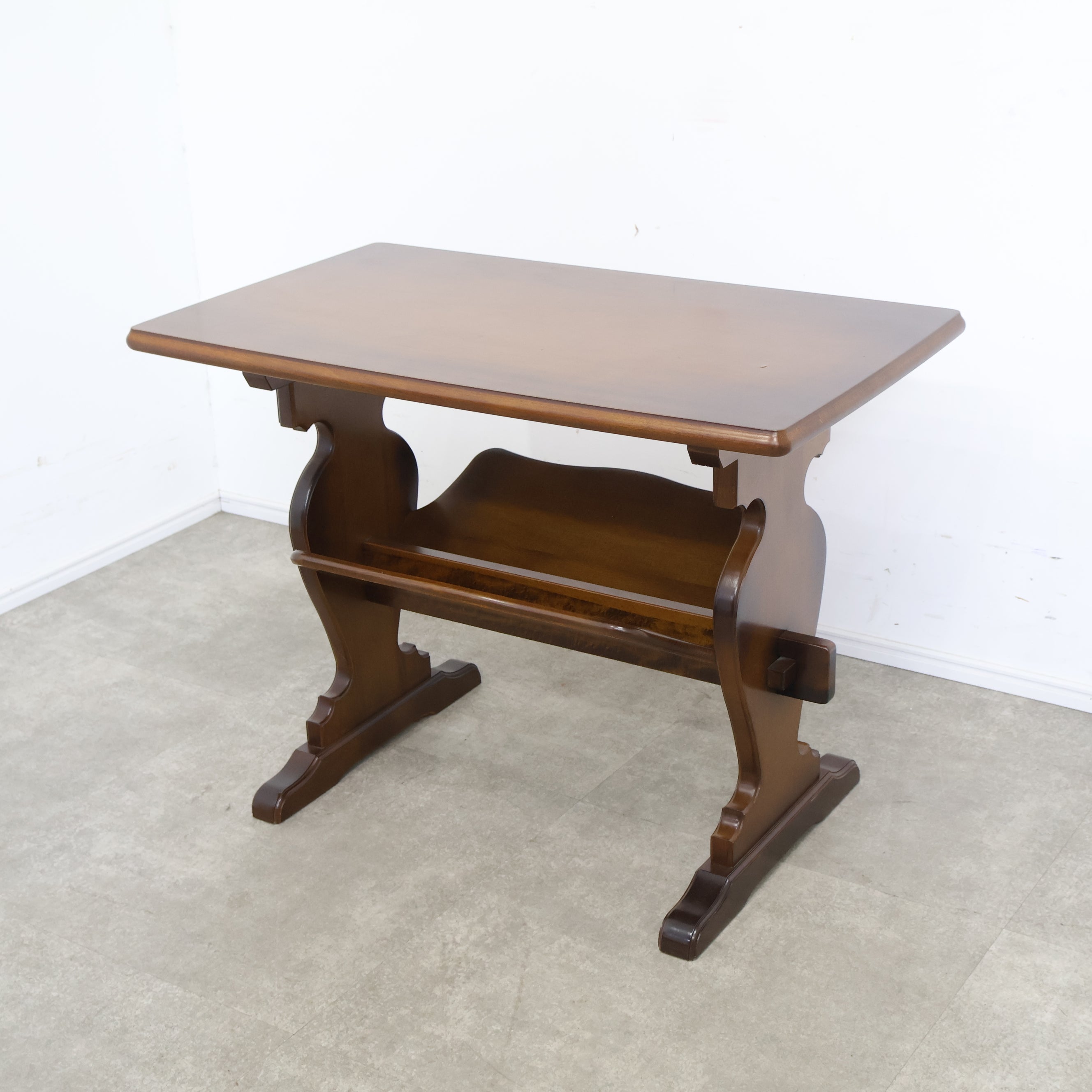 カリモク家具コロニアルのサイドテーブル – バナルオンラインショップ