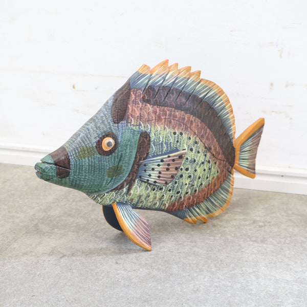 木彫りの魚のオブジェ