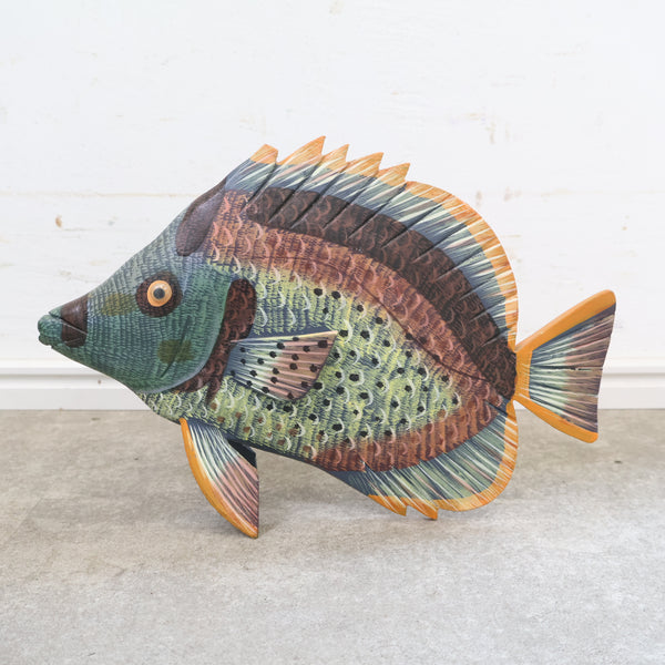 木彫りの魚のオブジェ