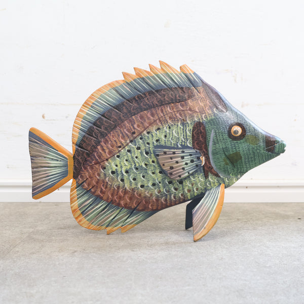 木彫りの魚のオブジェ