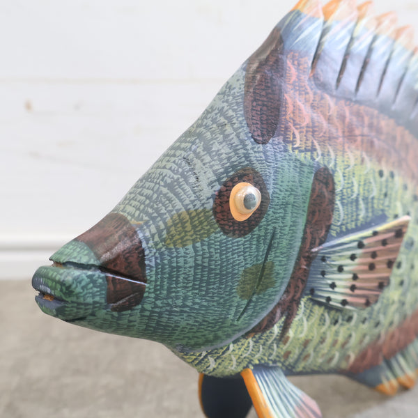 木彫りの魚のオブジェ