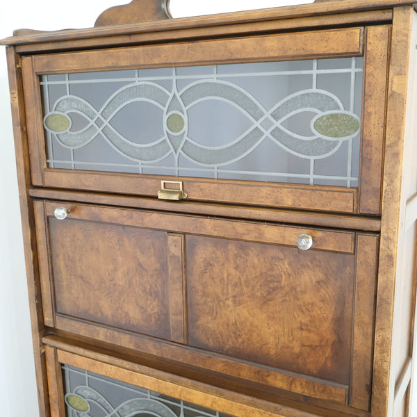 ステンドグラスのブックビューロー