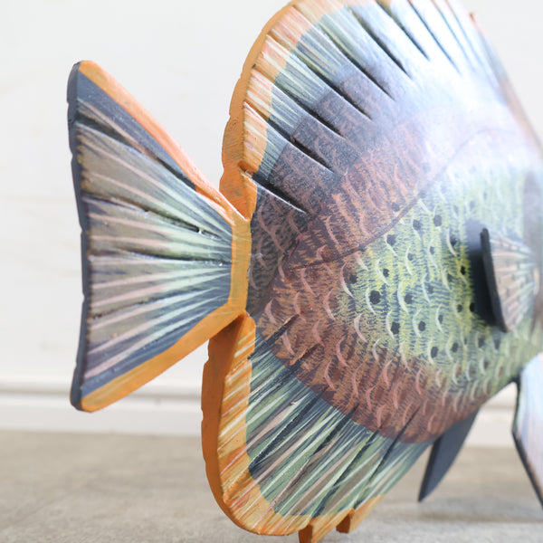 木彫りの魚のオブジェ