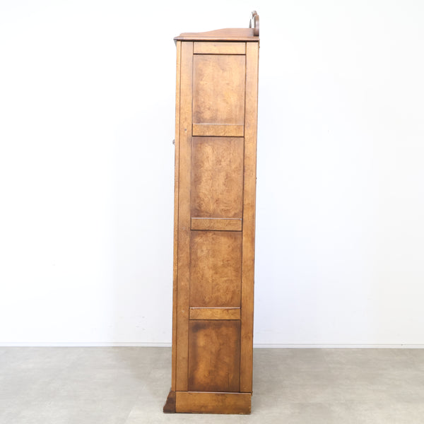 ステンドグラスのブックビューロー