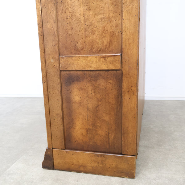 ステンドグラスのブックビューロー