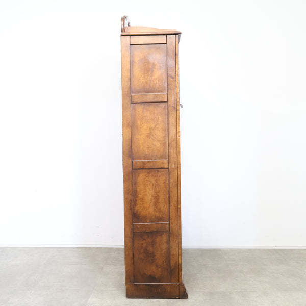 ステンドグラスのブックビューロー