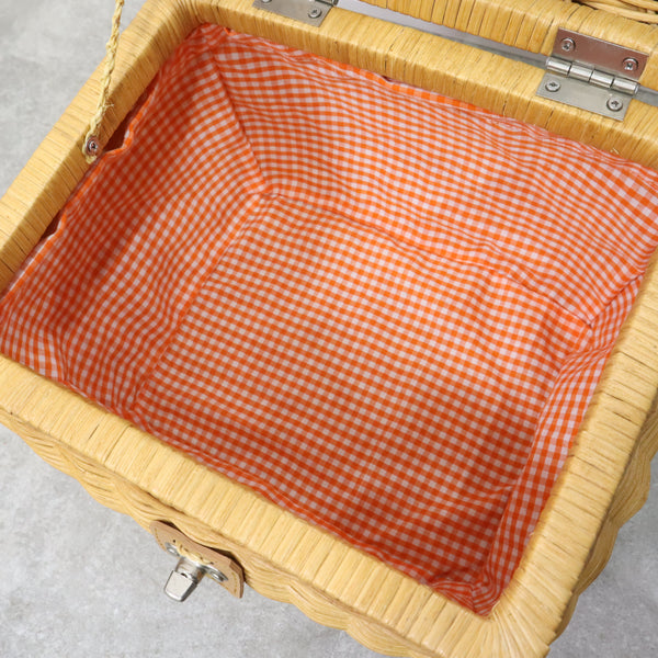 ラタン編みのピクニックバスケット