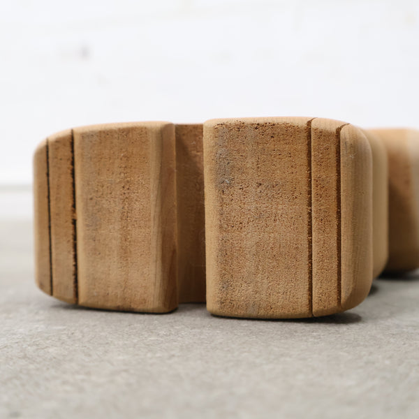 ウサギモチーフの木製パズル