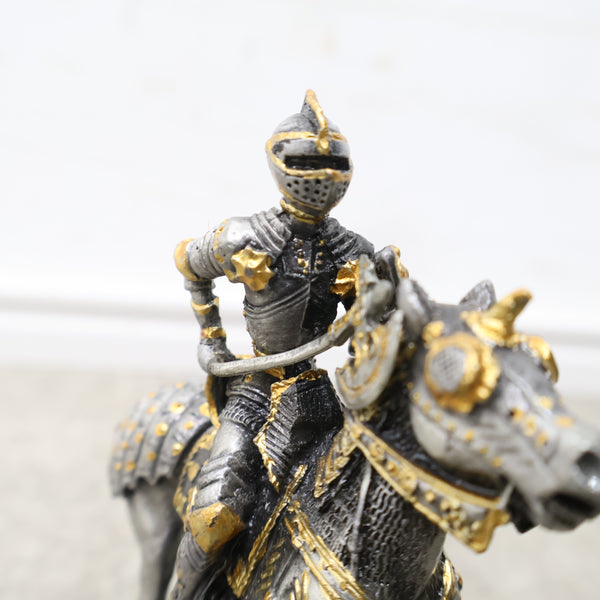 馬に乗った騎士のオブジェ