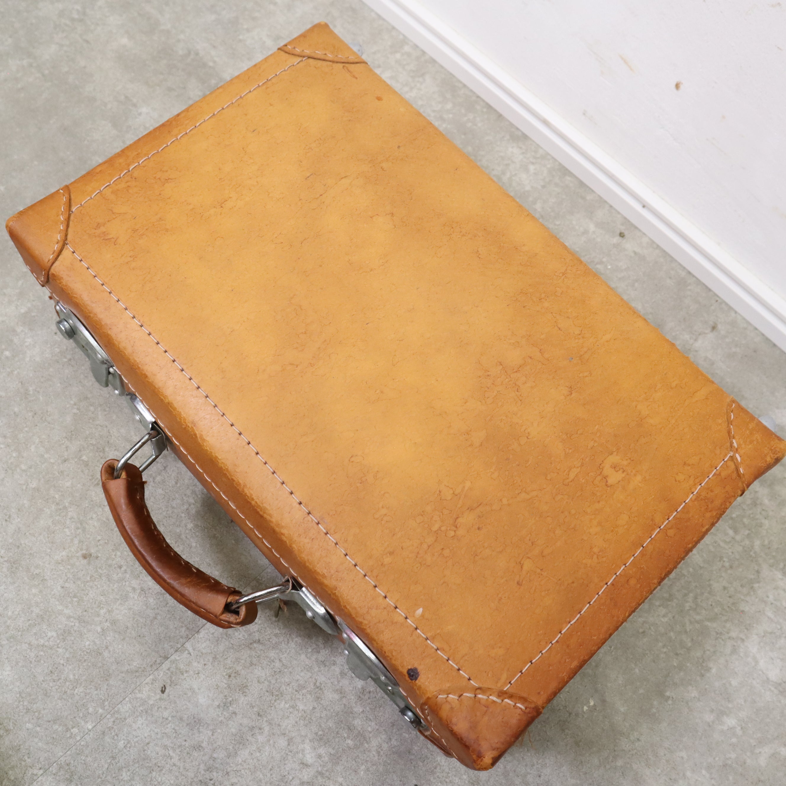 レザーのミニトランクケース 鍵付き – バナルオンラインショップ