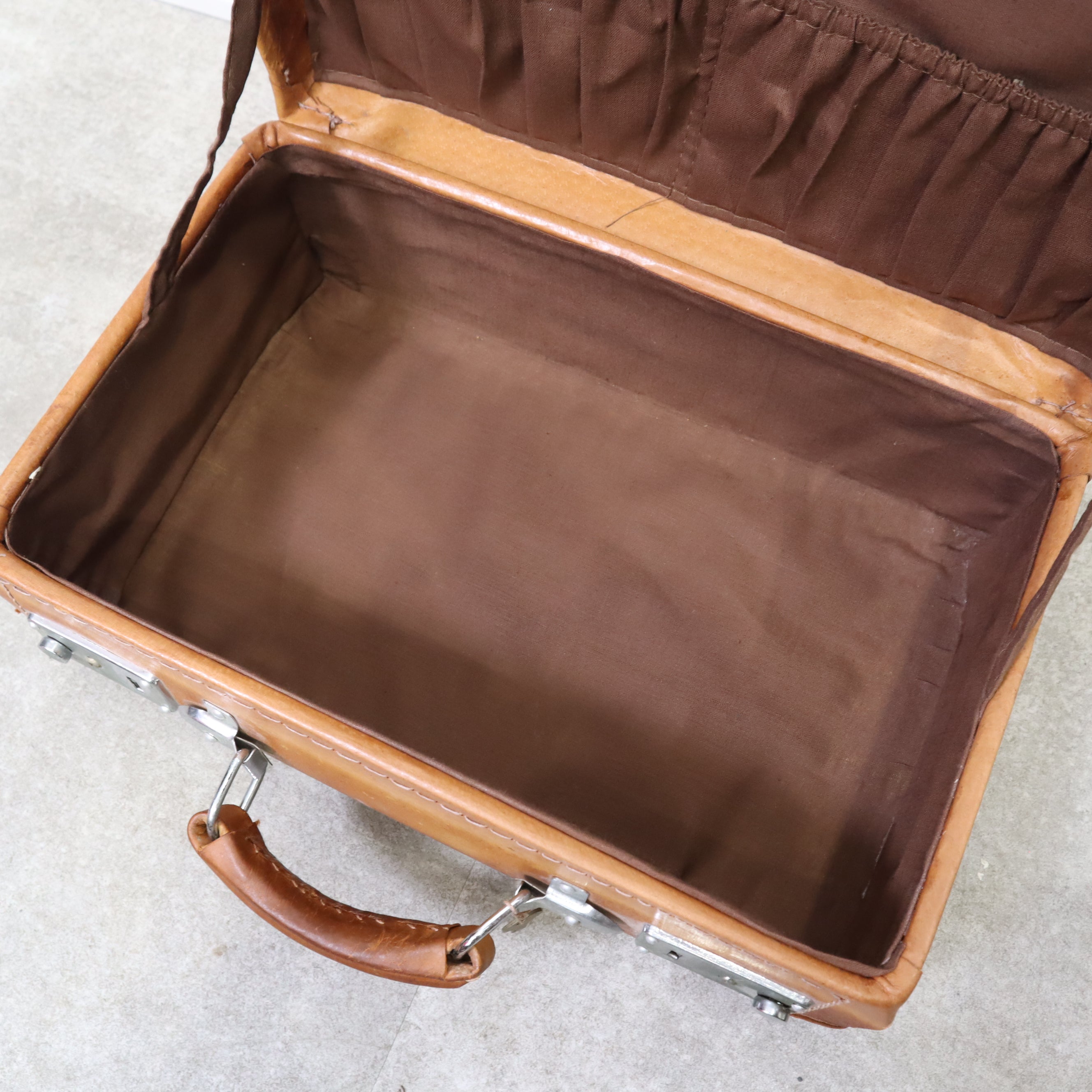 レザーのミニトランクケース 鍵付き – バナルオンラインショップ