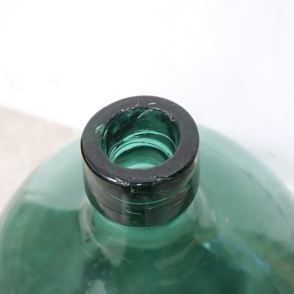 淡いグリーンのデミジョンボトル