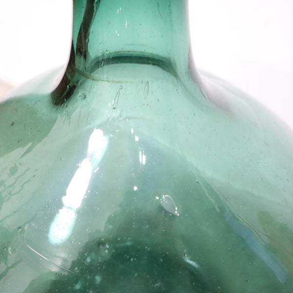 淡いグリーンのデミジョンボトル