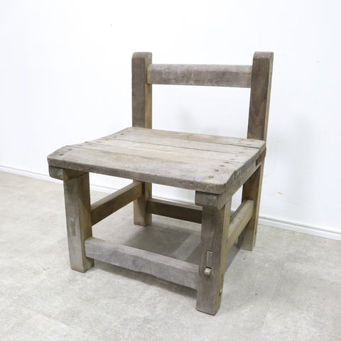 朽ちた味わいのある木製の椅子