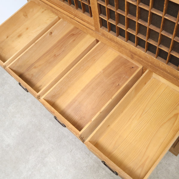 古い水屋箪笥