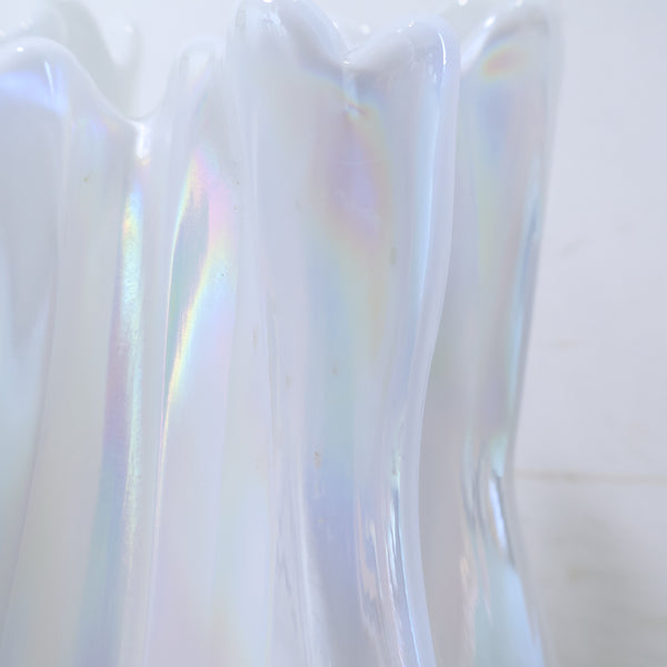 乳白色のガラス製フラワーベース