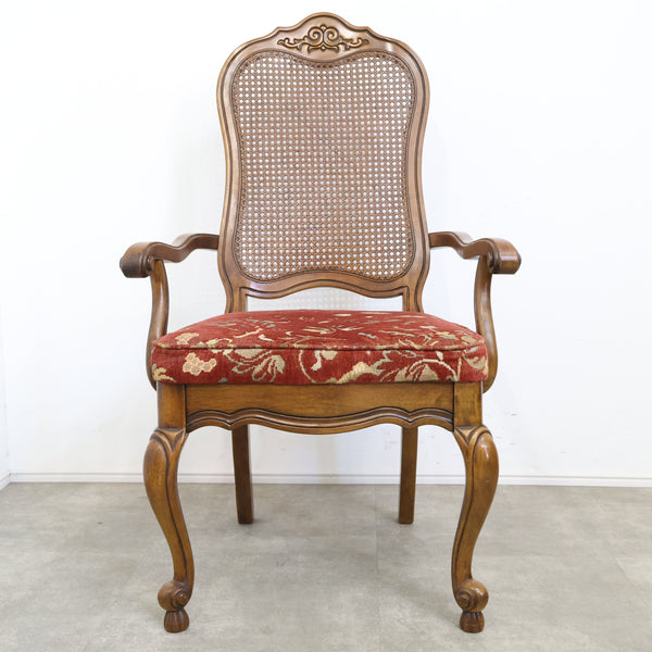 アンティーク調のラタン張りアームチェア