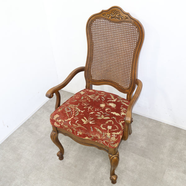 アンティーク調のラタン張りアームチェア