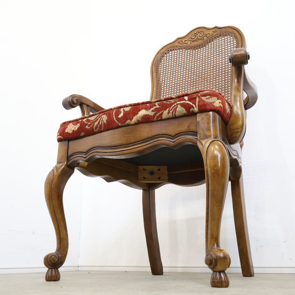 アンティーク調のラタン張りアームチェア