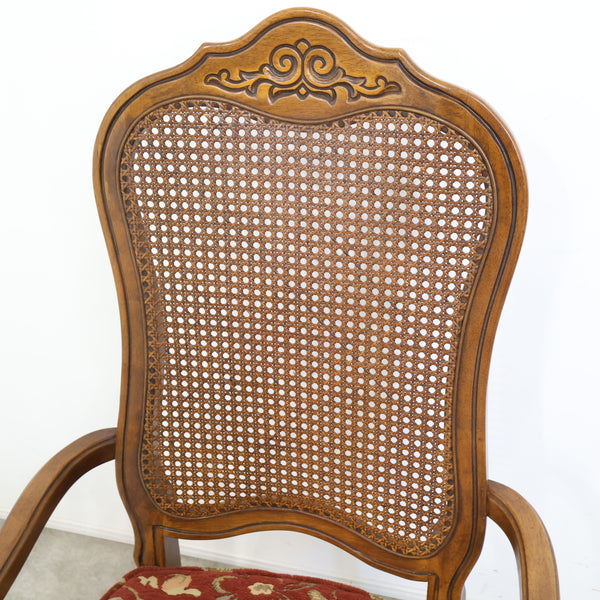 アンティーク調のラタン張りアームチェア