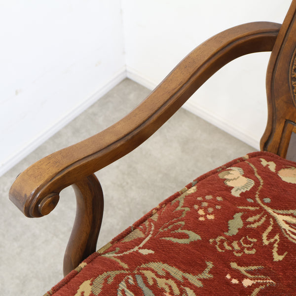 アンティーク調のラタン張りアームチェア