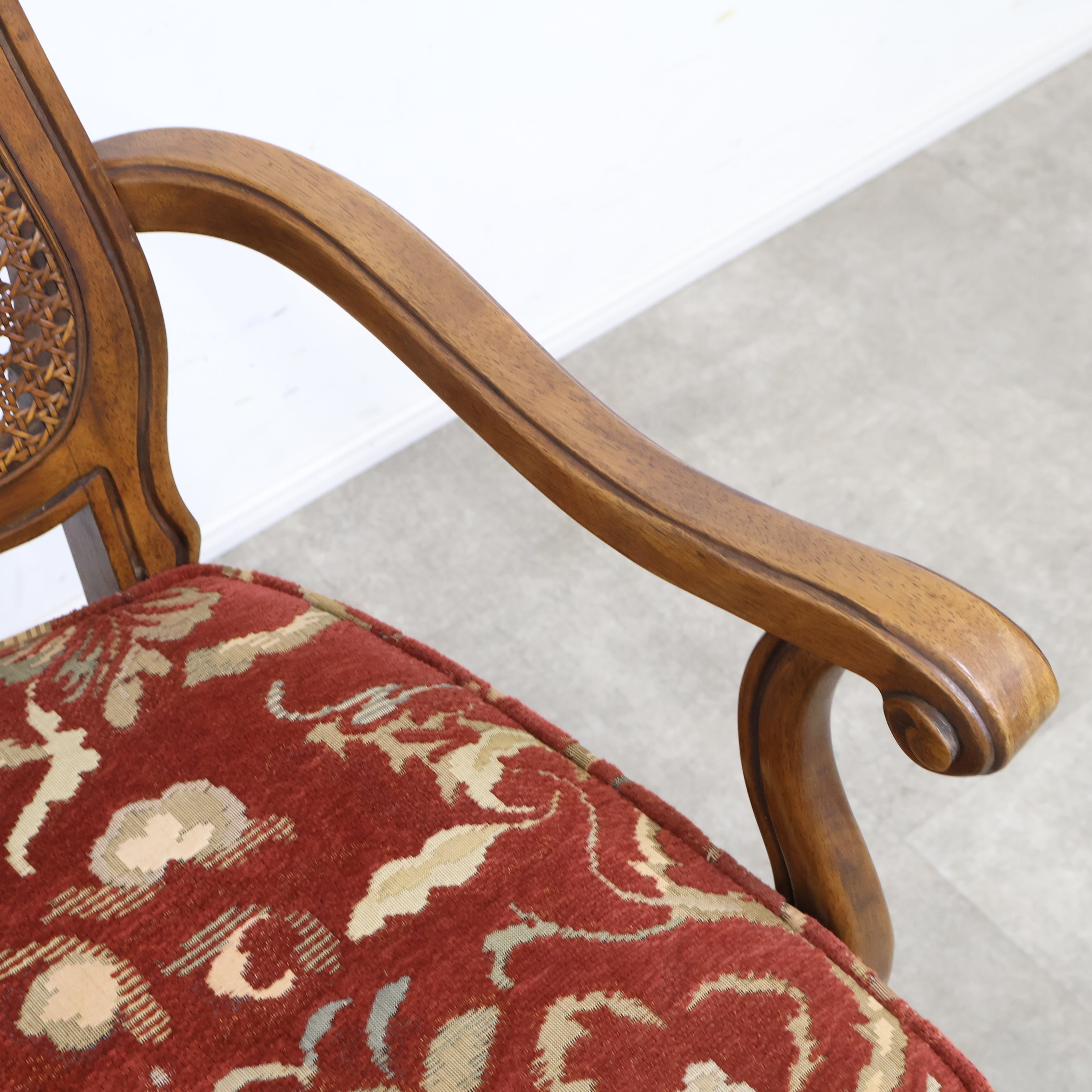 アンティーク調のラタン張りアームチェア – バナルオンラインショップ