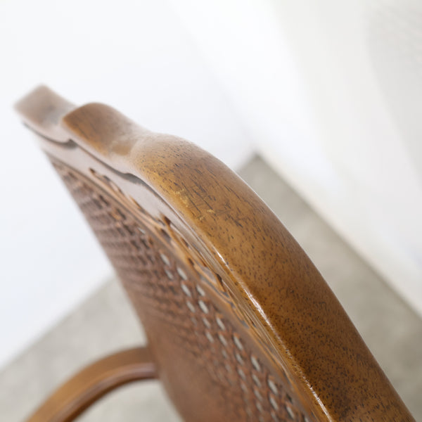 アンティーク調のラタン張りアームチェア