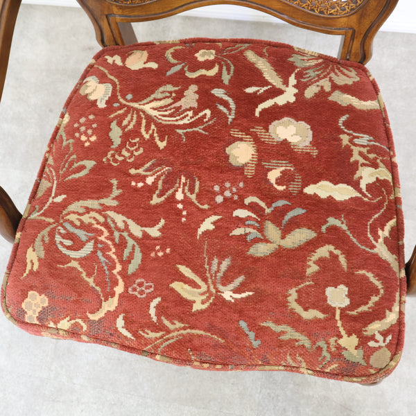 アンティーク調のラタン張りアームチェア