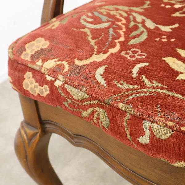 アンティーク調のラタン張りアームチェア