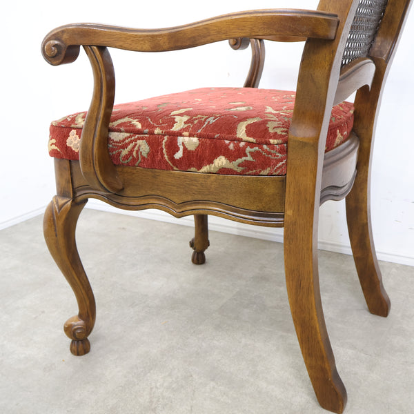 アンティーク調のラタン張りアームチェア