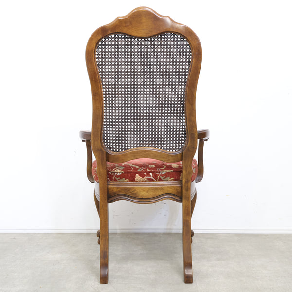 アンティーク調のラタン張りアームチェア