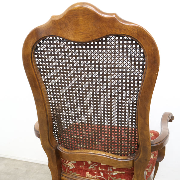 アンティーク調のラタン張りアームチェア