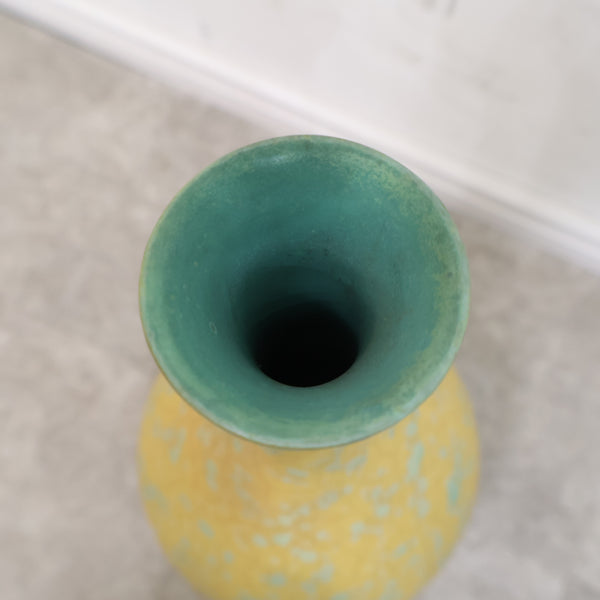 陶器製の一輪挿し