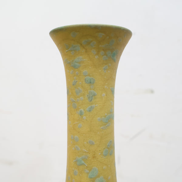 陶器製の一輪挿し