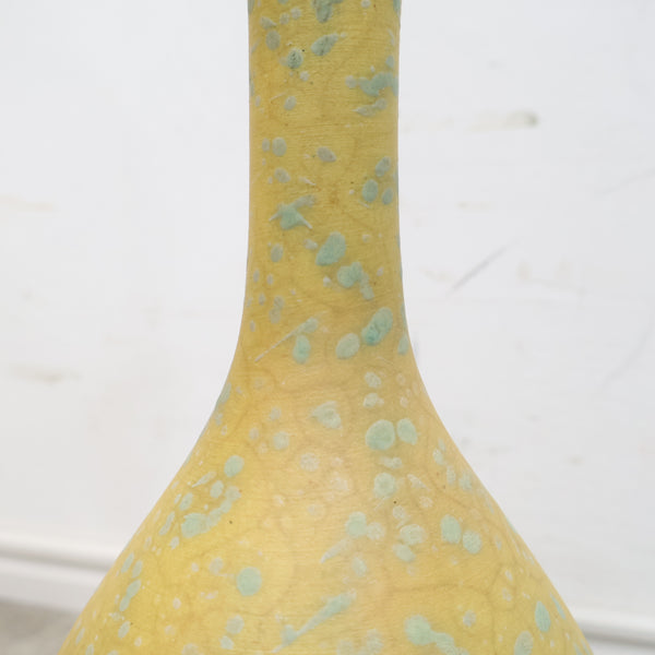 陶器製の一輪挿し